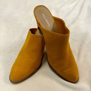 Womens Old Navy Mule. Size 7, in Gold/Mustard color.
